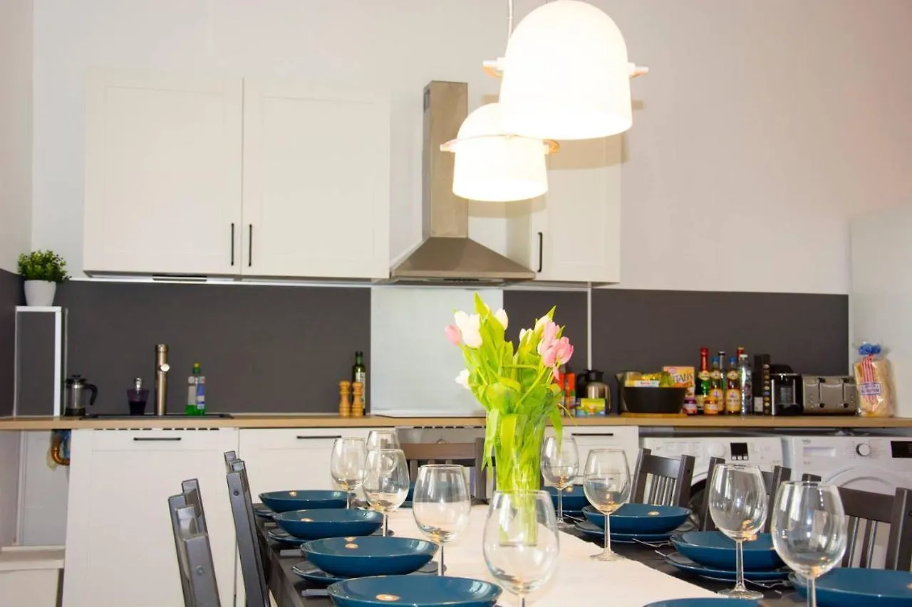 Apartment With 3 Bedroom +1.5 Bthrm +A/C In Prenzlauer Berg Berlijn Duitsland