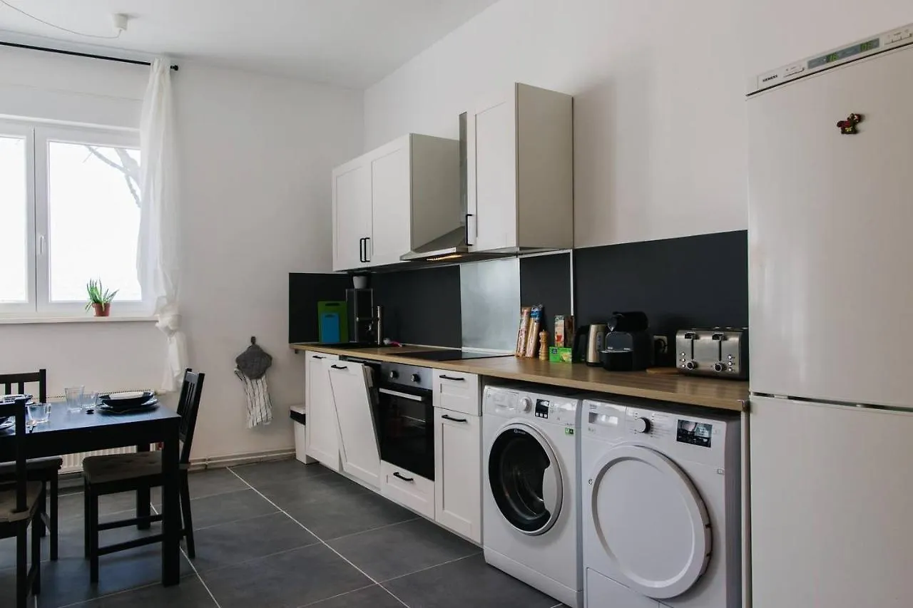 Apartment With 3 Bedroom +1.5 Bthrm +A/C In Prenzlauer Berg Berlijn 0*,