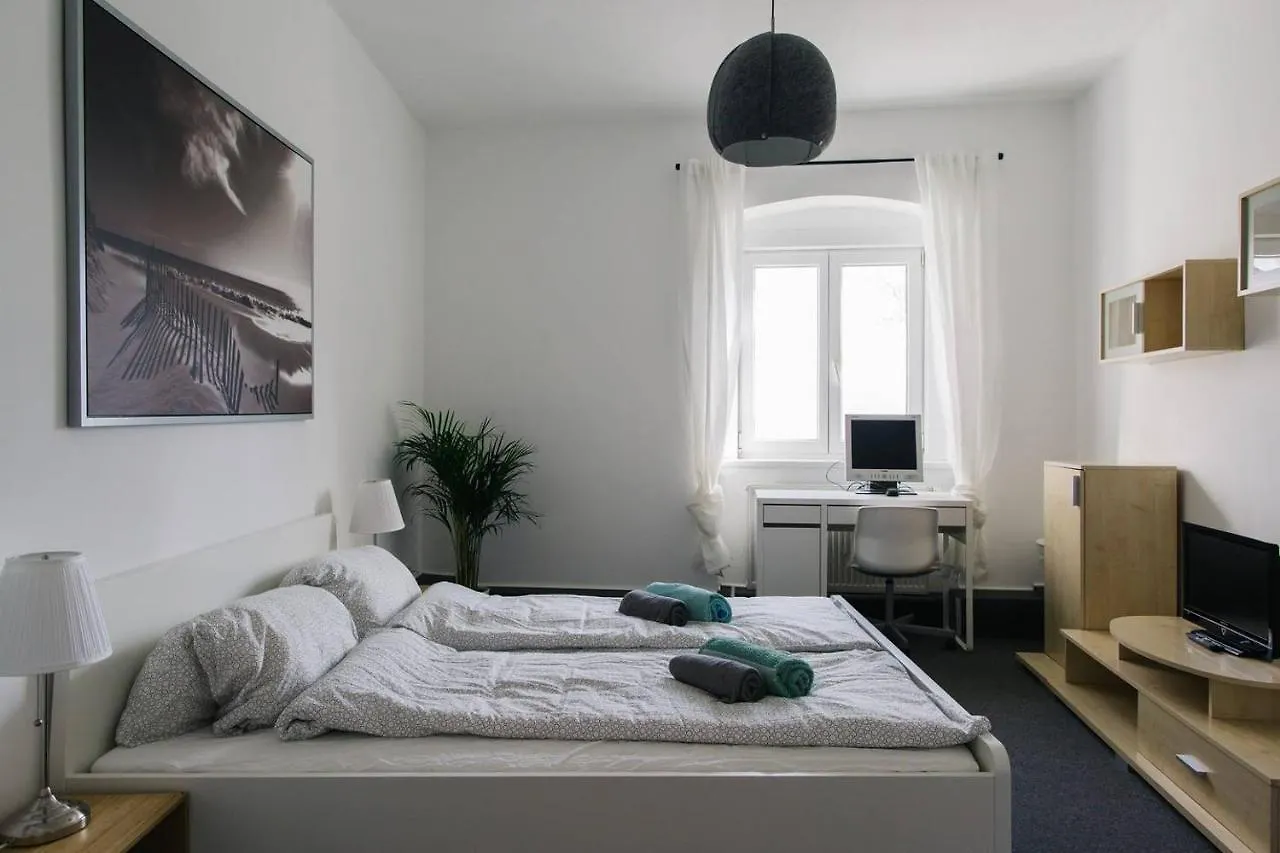 Apartment With 3 Bedroom +1.5 Bthrm +A/C In Prenzlauer Berg Berlijn