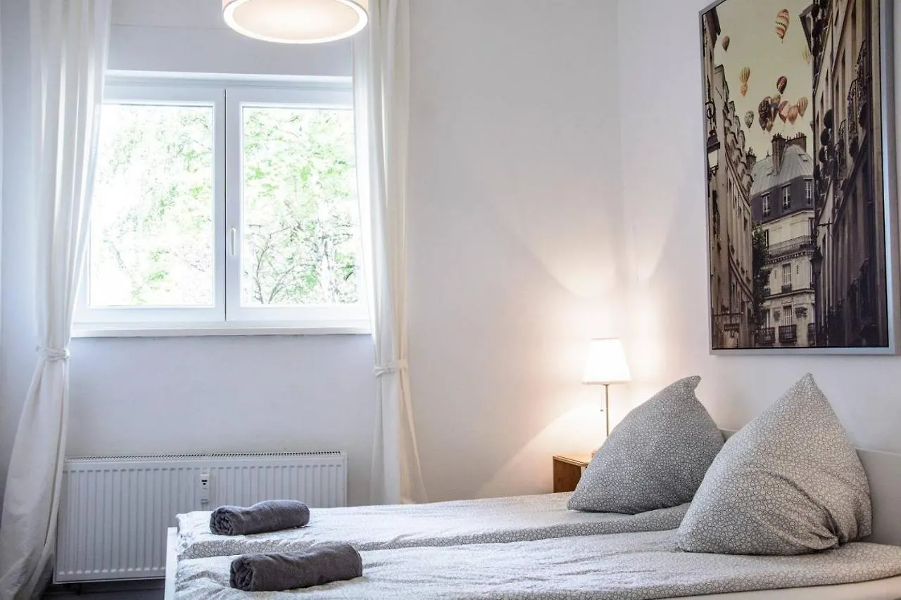 Vakantiehuis Apartment With 3 Bedroom +1.5 Bthrm +A/C In Prenzlauer Berg Berlijn